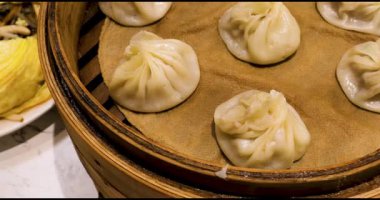 Buharlı sepetteki Piping Sıcak Çorba Hamur köftelerinin yakın çekimi.