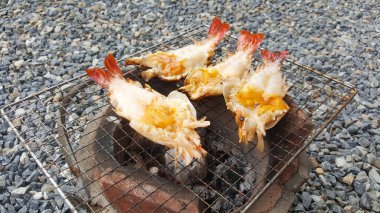 Kömür ocağında ızgara nehir karidesleri, Tayland sokak yemekleri.