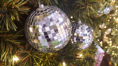 Ayna küreli Noel ağacı, mutlu yıllar. 