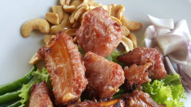 Kızarmış domuz kaburgası mayalanmış, NAEM, Tayland yemeği.