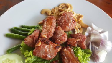 Kızarmış domuz kaburgası mayalanmış, NAEM, Tayland yemeği.