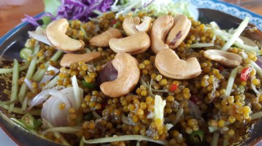 Yumurta salatası, deniz ürünleri, Tayland yemeği. 