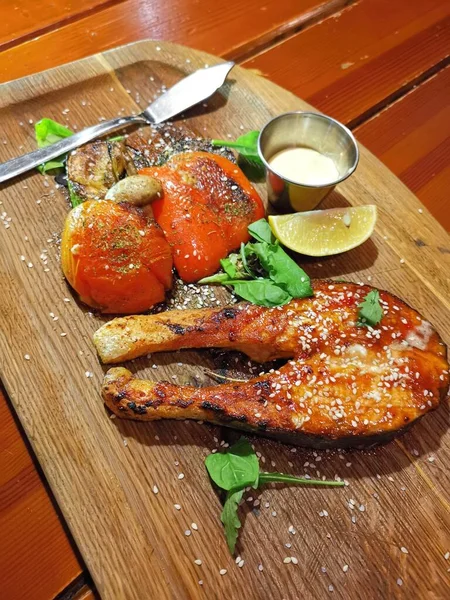 Sos ve baharatlı ızgara somon.