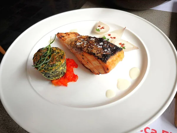 Sebzeli ve soslu ızgara somon.