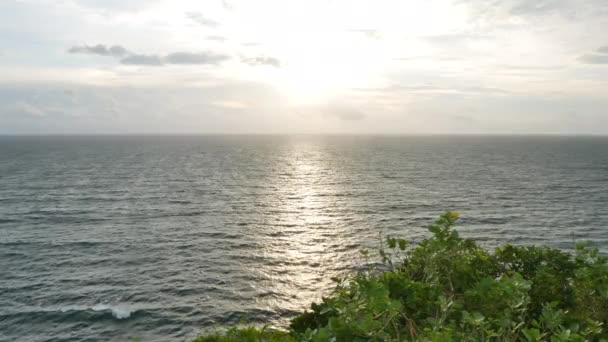 バリ島 インドネシア 1月22 2018 バリ島の前景にあるインド洋と緑の植物の美しい夕日 — ストック動画