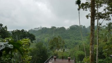 BALI, INDONEZYA - 24 HAZİRAN 2018: Bali 'deki yağmur ormanlarında ıslak turist gözlem güvertesi ve manzaralı manzara. 4K