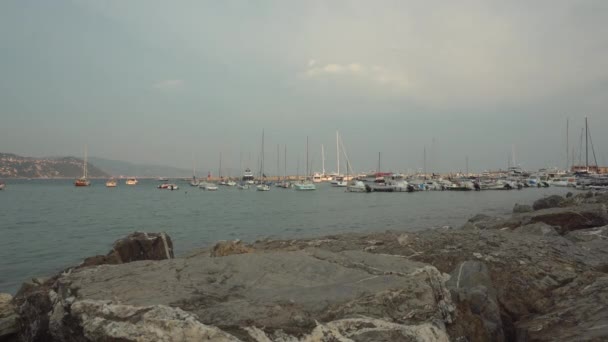 Rapallo Liguria Italy August 2018 Yachts Rapallo Summer Sunset Rocks — Vídeos de Stock