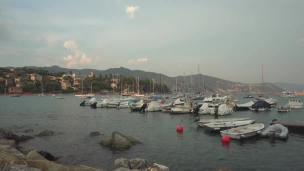 Rapallo Liguria Italy August 2018 Small Boats Rocky Shore Rapallo — Vídeos de Stock