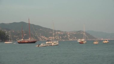 RAPALLO, LIGURIA, ITALY - 22 AĞUSTOS 2018: Güzel yaz günbatımında Rapallo 'da yatlar. 4K, geniş açı, el bilgisayarı