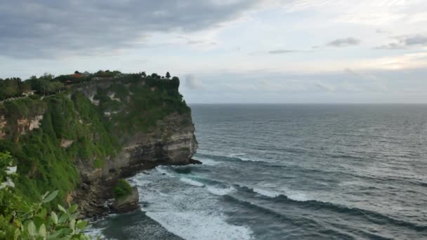 Bali Indonesia Ιανουαριοσ 2018 Πράσινος Γκρεμός Ναού Uluwatu Και Όμορφα — Αρχείο Βίντεο