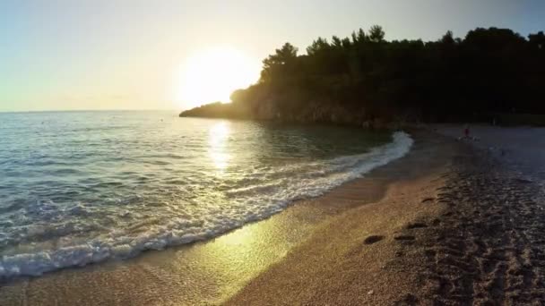 スヴェティ シュテファン モンテネグロ 2021年9月18日 スヴェティ シュテファンの美しいアドリア海のビーチと日没 モンテネグロ 超ワイド — ストック動画