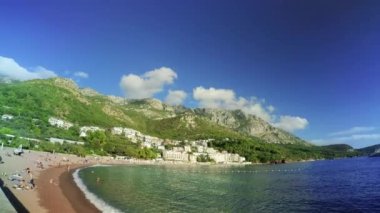 SVETİ STEFAN, MONTENEGRO - 18 Eylül 2021: Sveti Stefan, Karadağ 'daki tepeler, Adriyatik denizi ve Milocer plajı manzaralı - 4K, Ultra-geniş, Pan