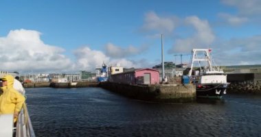 GALway BAY, IRELAND - 13 Ağustos 2023: Galway, İrlanda 'dan kalkan feribottan görüntü - 4K, Editör, El bilgisayarı, Geniş açı