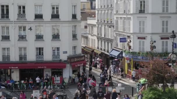 Παρισι Γαλλια Μαϊου 2023 Άνθρωποι Στους Δρόμους Που Διασχίζουν Μονμάρτη — Αρχείο Βίντεο