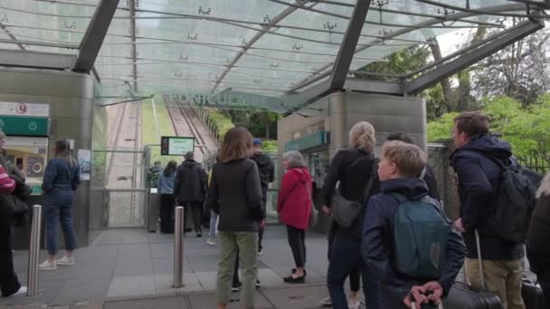Paris França Maio 2023 Turistas Fila Para Funicular Montmartre Primavera — Vídeo de Stock
