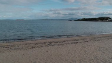 BURNTISLAND, FIFE, SCOTLAND, İngiltere - 11 Haziran 2024: İskoçya 'nın Fife kentindeki Burntisland Sahili manzaralı, sakin bir deniz ve kumlu bir sahil.