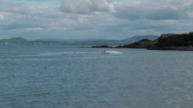 BURNTISLAND, FIFE, SCOTLAND, İngiltere - 11 Haziran 2024: Burntisland, Fife, İngiltere 'de bir jet ski su üzerinde hızla ilerliyor.