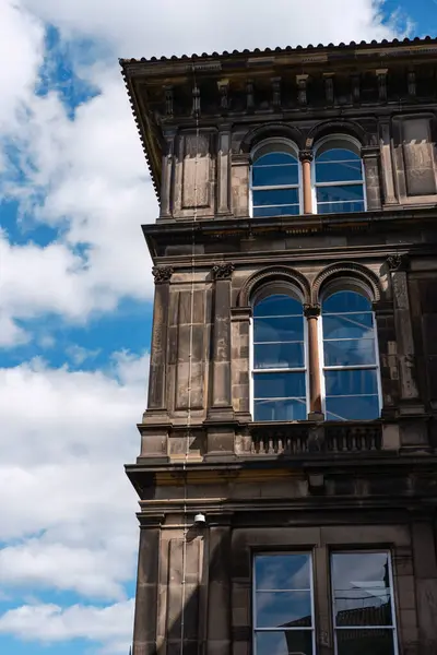 EDINBURGH - 28 Temmuz 2024: Edinburgh 'daki İskoçya Ulusal Müzesi mavi gökyüzüne karşı çarpıcı mimari sergiler.