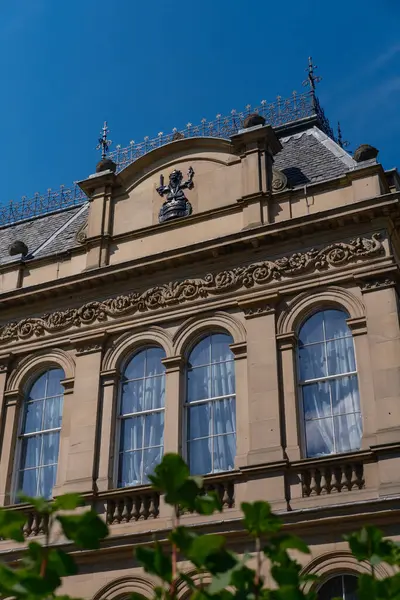 stock image EDINBURGH - JULY 28, 2024: Old building roof and balconies next to the National Museum in Edinburgh under a blue sky.