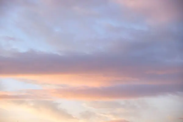 Büyüleyici bir günbatımı Newhaven Limanı 'nın üstündeki gökyüzünü aydınlatıyor ve sakin bir atmosfer yaratıyor..