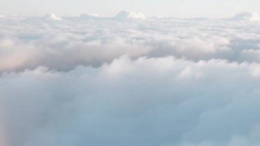 Sersemletici bulut oluşumları ve güzel gökyüzü Gran Canaria 'dan Tenerife' ye sabah boyunca seyahat ederken.