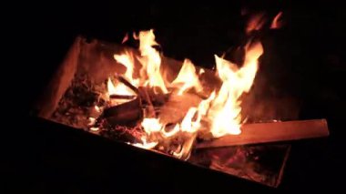 POKHARA, NEPAL - 7 HAZİRAN 2025: Pokhara, Nepal 'de sıcak, davetkar bir atmosferi ve orta el kamerası olan bir şenlik ateşi altında sıcak bir akşam.