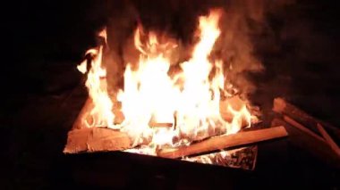 POKHARA, NEPAL - 7 Ocak 2025: Pokhara, Nepal 'de sakin bir Ocak akşamı sıcak, davetkar bir şenlik ateşi atmosferi, rahatlatıcı bir ortam yaratıyor, orta el kameralı bir çekim..