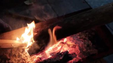 POKHARA, NEPAL - 7 HAZİRAN 2025: Pokhara, Nepal 'deki şenlik ateşinde sıcak bir akşam, Ocak ayında sıcaklık ve ambiyansla çevrili, el kamerasıyla yakın çekim.