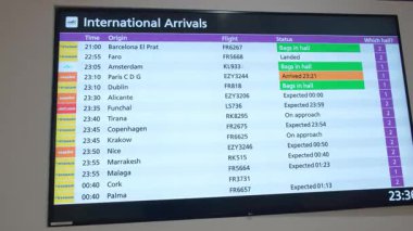 EDINBURGH, SCOTLAND, İngiltere - 21 Ekim 2024: Bilgi panosu Edinburgh Havalimanı 'na varanların uçuş detaylarını göstermektedir..