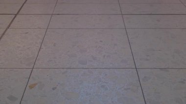 EDINBURGH, SCOTLAND, İngiltere - 21 Ekim 2024: Edinburgh Havalimanı terminalinde seyahat eden yolcuların bavullarını taşırken ve çıkışa giderken ayak görüntüsü.