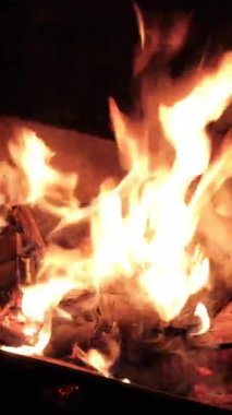 POKHARA, NEPAL - 7 HAZİRAN 2025: Pokhara, Nepal 'de sıcak, davetkar bir atmosferi, orta el kamerası, dikey bir şenlik ateşi ile sıcak bir akşam.