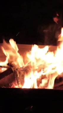 POKHARA, NEPAL - 7 HAZİRAN 2025 Pokhara, Nepal 'deki şenlik ateşiyle sıcak ve rahat bir akşam, alevlerin davetkar parıltısı, orta el kamerası, dikey.