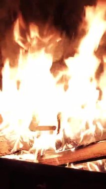 POKHARA, NEPAL - 7 Ocak 2025: Pokhara, Nepal 'deki şenlik ateşinin sıcak, davetkar atmosferi, sakin bir Ocak akşamı, rahatlatıcı bir ambiyans yaratıyor, orta el kamerası, dikey.