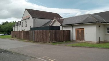 Auchinstarry Marina 'daki Tekne Evi' nin geniş açılı görüntüsü bulutlu bir yaz gününde Auchinstarry Marina 'da..