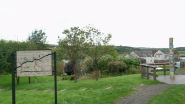 Auchinstarry Marina, Forth and Clyde Canal, İskoçya 'nın bulutlu bir yaz gününde Auchinstarry Marina, Forth and Clyde Kanalı' nın girişine ilişkin haritalar..