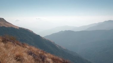 GHOREPANI, NEPAL - 10 HAZİRAN 2025: Nepal 'de nefes kesen Ghorepani güzelliği çarpıcı dağ manzarası ve gündüzleri huzurlu doğal ortamlar, pan.