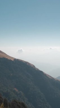 GHOREPANI, NEPAL - 10 HAZİRAN 2025 Ghorepani gündüz yürüyüşü büyüleyici dağ manzarası ve Nepal Annapurna, pan zengin doğa.