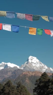 GHOREPANI, NEPAL - 10 HAZİRAN 2025: Ghorepani 'deki güzel dağ manzarası ve renkli dua bayrakları.