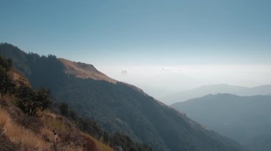 GHOREPANI, NEPAL - 10 HAZİRAN 2025 Ghorepani gündüz yürüyüşü büyüleyici dağ manzarası ve Nepal Annapurna, pan zengin doğa.