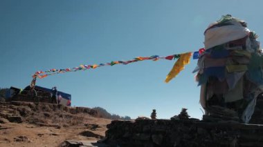 GHOREPANI, NEPAL - 10 HAZİRAN 2025: Huzurlu bir atmosferde renkli dua bayrakları ve huzurlu manzaraların yer aldığı Ghorepani, Nepal 'in nefes kesici güzelliği.