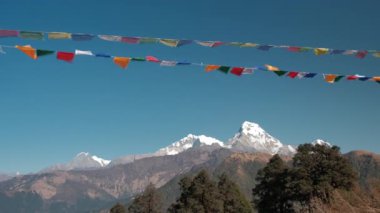 GHOREPANI, NEPAL - 10 HAZİRAN 2025: Nepal 'de yürüyüş için popüler sakin bir yer olan Ghorepani' de çarpıcı dağ manzaraları ve renkli dua bayrakları.