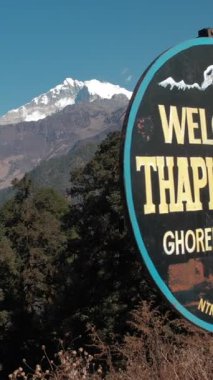 GHOREPANI, NEPAL - 10 HAZİRAN 2025: Thapla Danda zirvesinde çarpıcı manzara, yükselen zirveler ve canlı doğa.