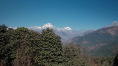 GHOREPANI, NEPAL - 10 HAZİRAN 2025: Ghorepani nefes kesici dağ manzaraları ve bu güzel Himalaya bölgesinde doğanın sükuneti, pan.
