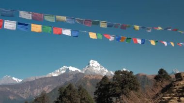 GHOREPANI, NEPAL - 10 HAZİRAN 2025: Ghorepani 'deki güzel dağ manzarası ve renkli dua bayrakları.
