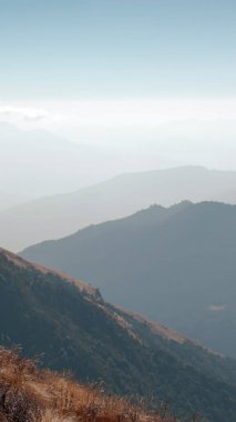 GHOREPANI, NEPAL - 10 HAZİRAN 2025: Nepal 'de nefes kesen Ghorepani güzelliği çarpıcı dağ manzarası ve gündüzleri huzurlu doğal ortamlar, pan.