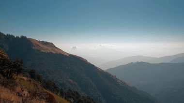 GHOREPANI, NEPAL - 10 HAZİRAN 2025 Ghorepani gündüz yürüyüşü büyüleyici dağ manzarası ve Nepal Annapurna, pan zengin doğa.