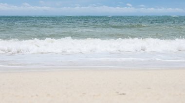 BALI, İNDONEZYA - 22 HAZİRAN 2018: Pandava Sahili 'nin ve Hint Okyanusu dalgalarının temiz kumu, Bali.