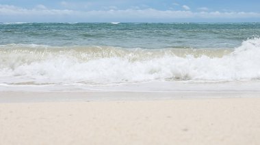 BALI, INDONEZYA - 22 HAZİRAN 2018: Pandava Sahili 'nin temiz beyaz kumu ve Hint Okyanusu dalgaları, Bali.