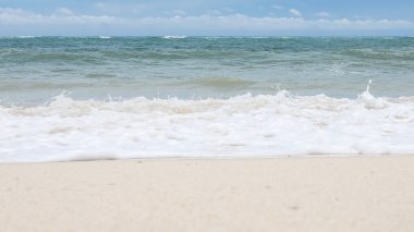 BALI, İNDONESYA - 22 HAZİRAN 2018: El değmemiş Pandava Sahili ve Hint Okyanusu dalgalarının temiz kumu, Bali.