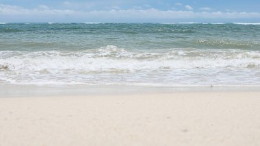 BALI, İNDONEZYA - 22 HAZİRAN 2018: Güneşli bir günde Pandava Sahili 'nin temiz kumu ve Hint Okyanusu dalgaları eziliyor, Bali.